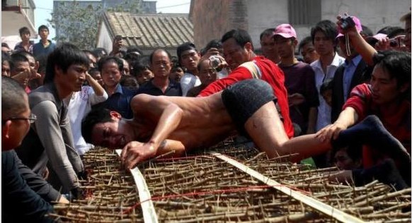 粤西骇人民俗 男子成年就要翻刺床（图）