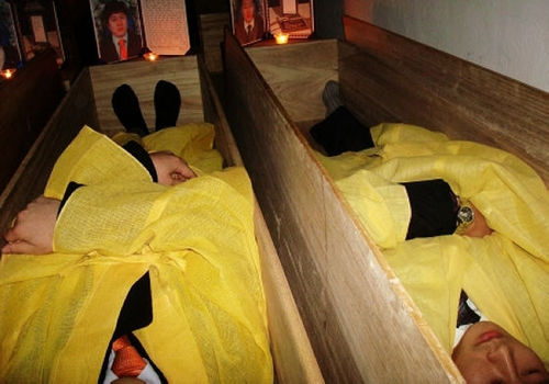 韩国令人恐惧的“死亡体验”课程