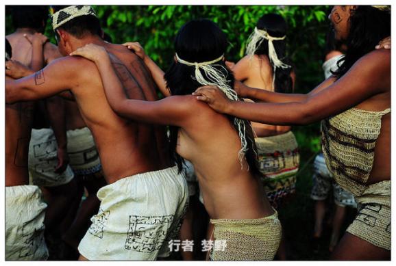 亚马逊不穿衣服的部落婴儿受洗礼仪式