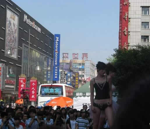 某市亚泰富苑内衣秀 亮瞎你的眼（图）