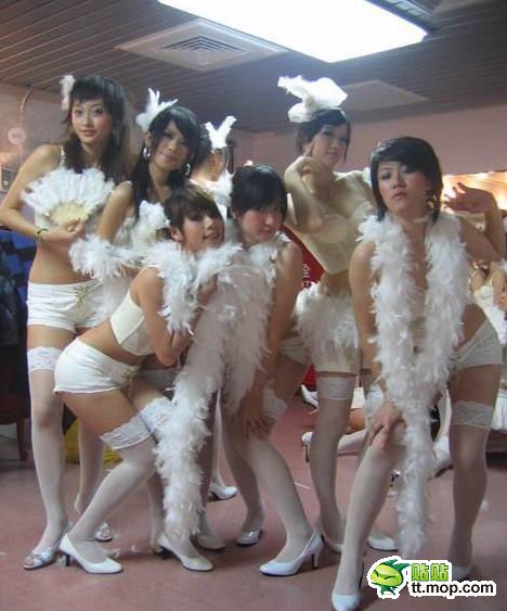 演出后台束胸美女 太放纵了吧！