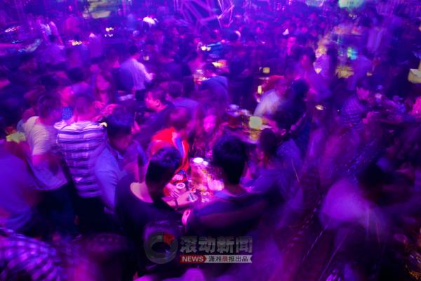细看：夜店里那些魅惑众生的妖精们（图）