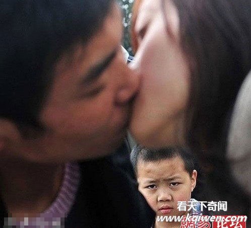 抓拍疯狂男女们当众大胆亲热的雷人场面(组图)